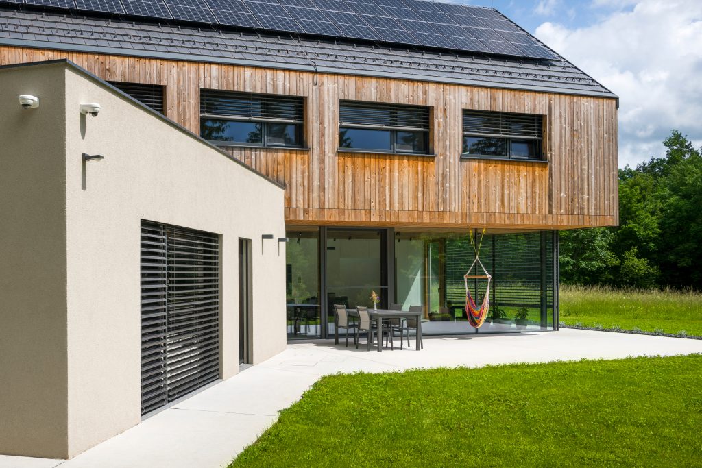 Una casa in legno che unisce natura, luce e abitare contemporaneo