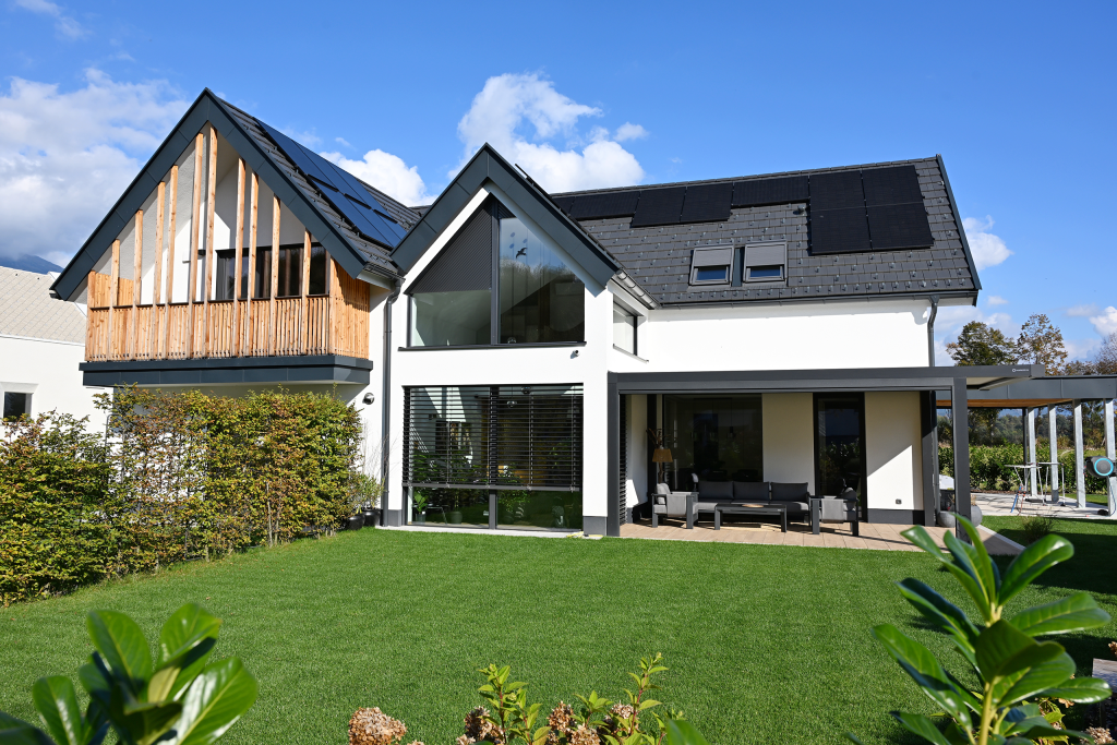 Casa in Gorenjska: una casa moderna in perfetto equilibrio tra luce e comfort