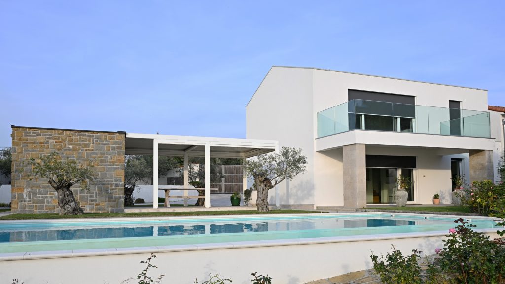 Casa sul Litorale sloveno: protezione completa dal sole e dalla bora